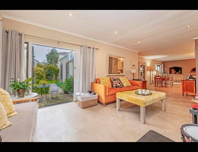 3 BEDROOM TOWNHOUSE FOR SALE IN UITZICHT